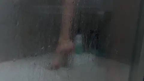 Lindo twink bate punheta na pica do padrasto