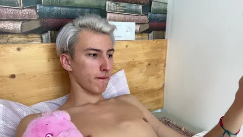 O padrasto dá ao enteado um masturbador SVAKOM e lhe ensina os benefícios