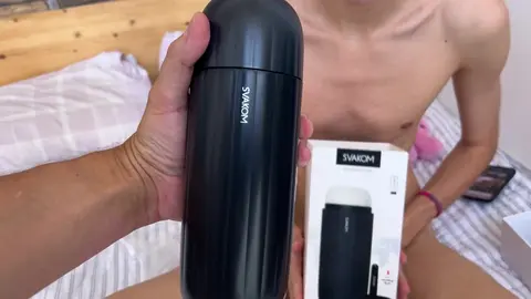 Отчим дарит своему пасынку мастурбатор SVAKOM и учит его преимуществам