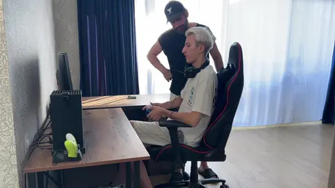 Il patrigno insegna al figliastro come scopare una troietta carina e venire dentro di lei