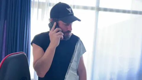 Padrasto ensina seu enteado como foder uma putinha fofa e gozar nela