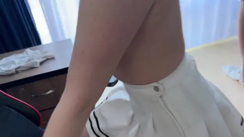 Il patrigno insegna al figliastro come scopare una troietta carina e venire dentro di lei