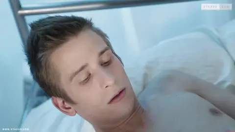 Fußballer bekommt den Arsch durchbohrt