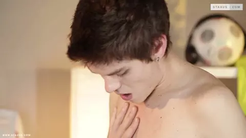 Ragazzo riempito e inondato di sborra