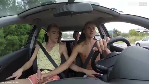 4 Jungs wollen den Arsch des blonden Twinks