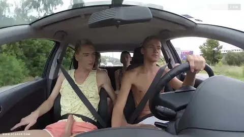 4 chicos quieren un pedazo del culo de este rubio jovencito