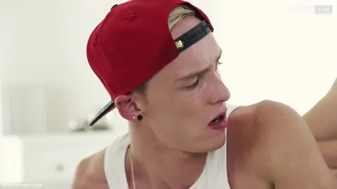 Blonder junger Mann wird von einem Skater in den Anus gehämmert