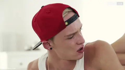 Joven rubia es martillada por un patinador