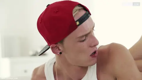 Joven rubia es martillada por un patinador