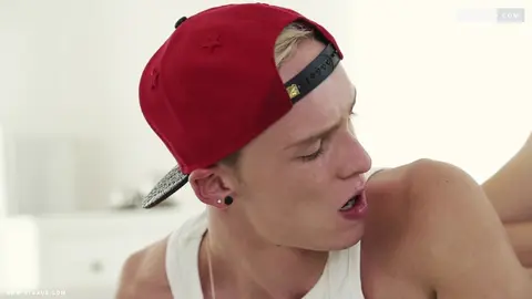 Blonder junger Mann wird von einem Skater in den Anus gehämmert