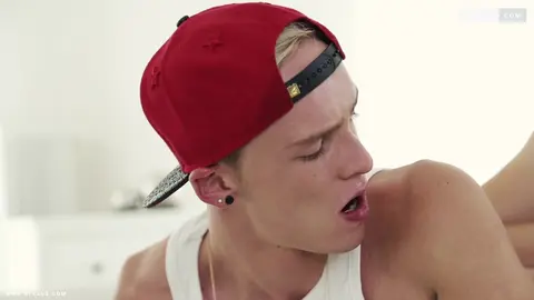 Una giovane bionda si fa sbattere da un pattinatore