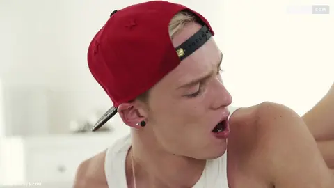 Una giovane bionda si fa sbattere da un pattinatore