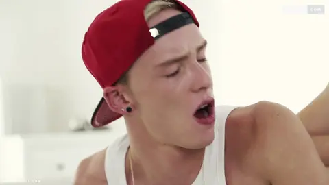 Una giovane bionda si fa sbattere da un pattinatore