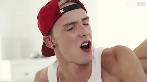 Блондинистого твинка долбит скейтер