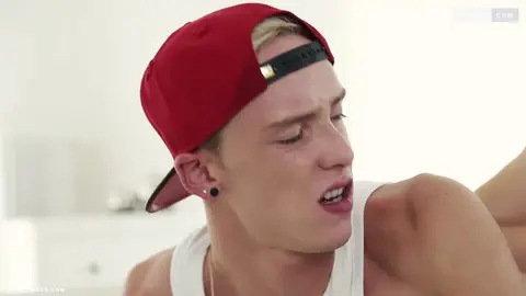 Una giovane bionda si fa sbattere da un pattinatore