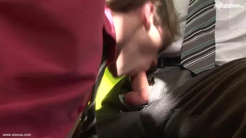 Joven becario follado en el escritorio del jefe