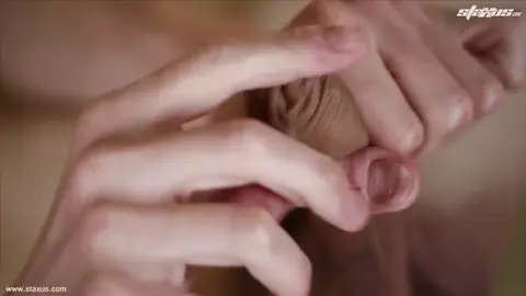 Julian Cooper arrapato si masturba il suo grosso cazzo non circonciso