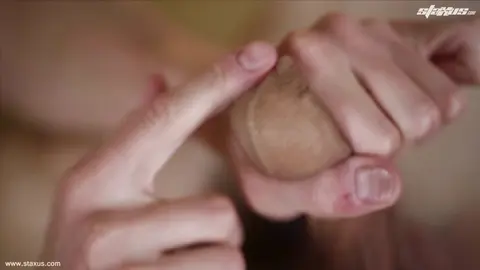 Julian Cooper arrapato si masturba il suo grosso cazzo non circonciso