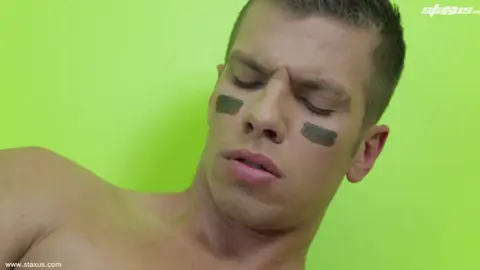 Paul Walker se masturba com seu pau grande