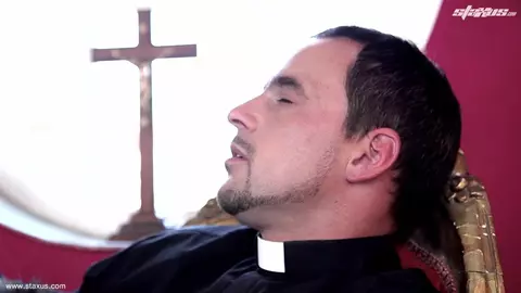 El Padre Salvatore comete pecados de la carne con el Hermano Adrien