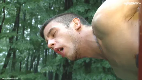 Cruising gay: un tío mayor se folla duro a un chaval