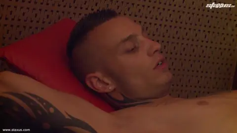 Giovane twink doppiamente scopato