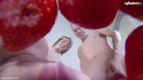 Un giovane biondo riceve una doppia penetrazione per il suo compleanno