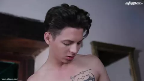 Dick Casey estira el culo de un guapo jovencito