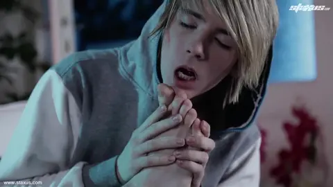 Un giovane arrapato viene scopato brutalmente