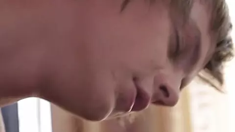 Крис Уоллес выходит из душа готовым к траху