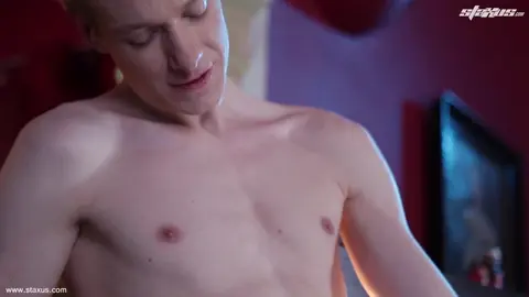 Questo pianista è anche un virtuoso nel maneggiare la sua verga