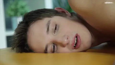 Глубокий массаж доводит его до жёсткого оргазма