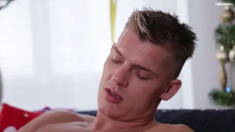 Bel twink scopato la vigilia di Natale, il suo miglior regalo!