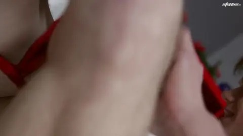 Er spielt mit der Vorhaut seines Freundes, bis er kommt