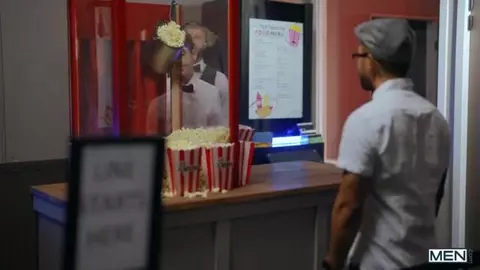 Joey Mills scopato al cinema