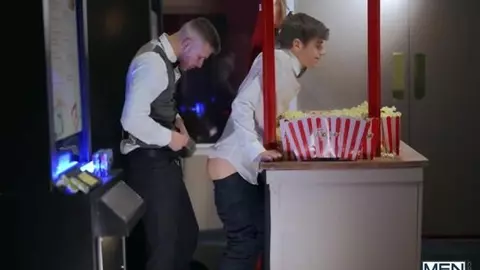 Joey Mills scopato al cinema