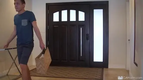 Enteado é flagrado de fio-dental pelo meio-irmão… e rola sexo