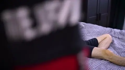 Se la chupa a su amigo dormido — Zachari Wilks & Karol Gajda