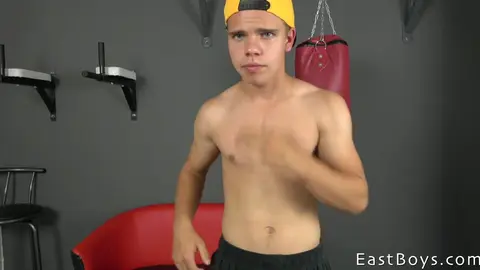 Casting pornô para o jovem boxeador Richard Hicks