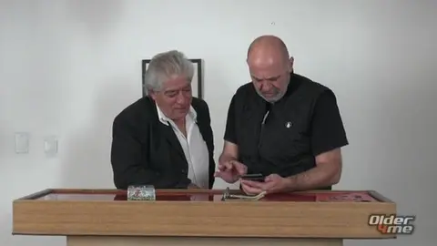 Dois vovôs comem o jovem vizinho