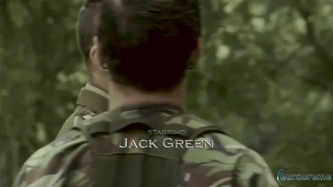 Un novellino guarda un soldato ricevere un pompino