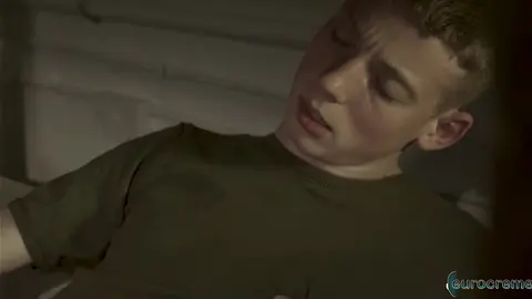 Un novellino guarda un soldato ricevere un pompino