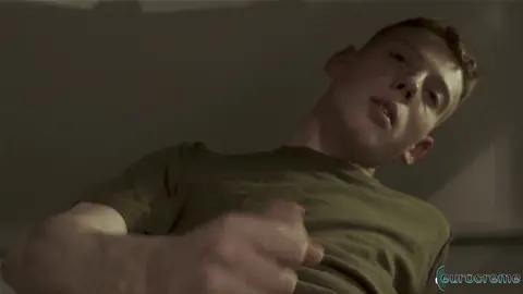 Новичок смотрит, как солдату делают минет