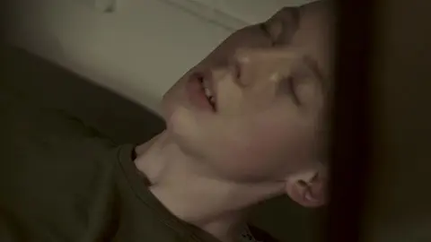 Un novellino guarda un soldato ricevere un pompino