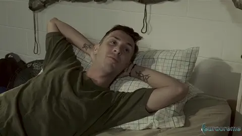 Neuling schaut zu, wie ein Soldat einen Blowjob bekommt