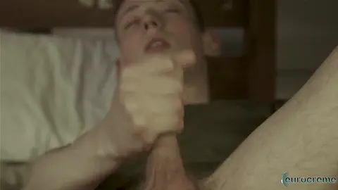 Un novellino guarda un soldato ricevere un pompino