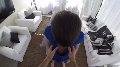 Twink bundudo é massageado e comido