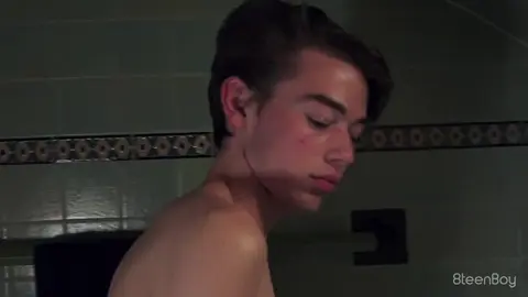 Austin Lovett si masturba nella vasca