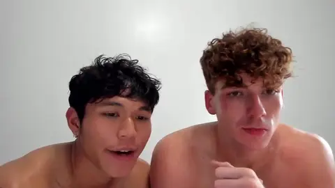 Coppia gay si filma mentre scopa sotto la doccia