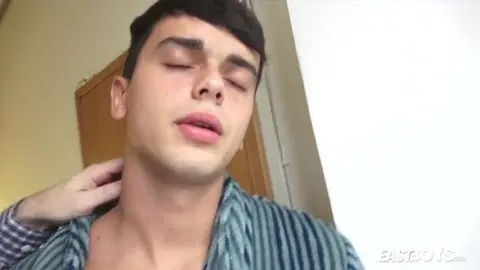 Hetero recibe su primera paja